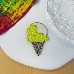 Glace jaune et pailletée